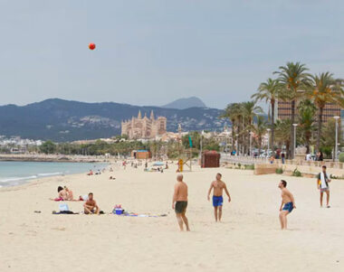 Bañistas en la playa de Palma