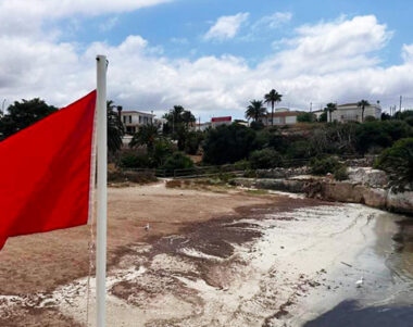 Bandera roja prohibiendo el baño en una playa de Menorca